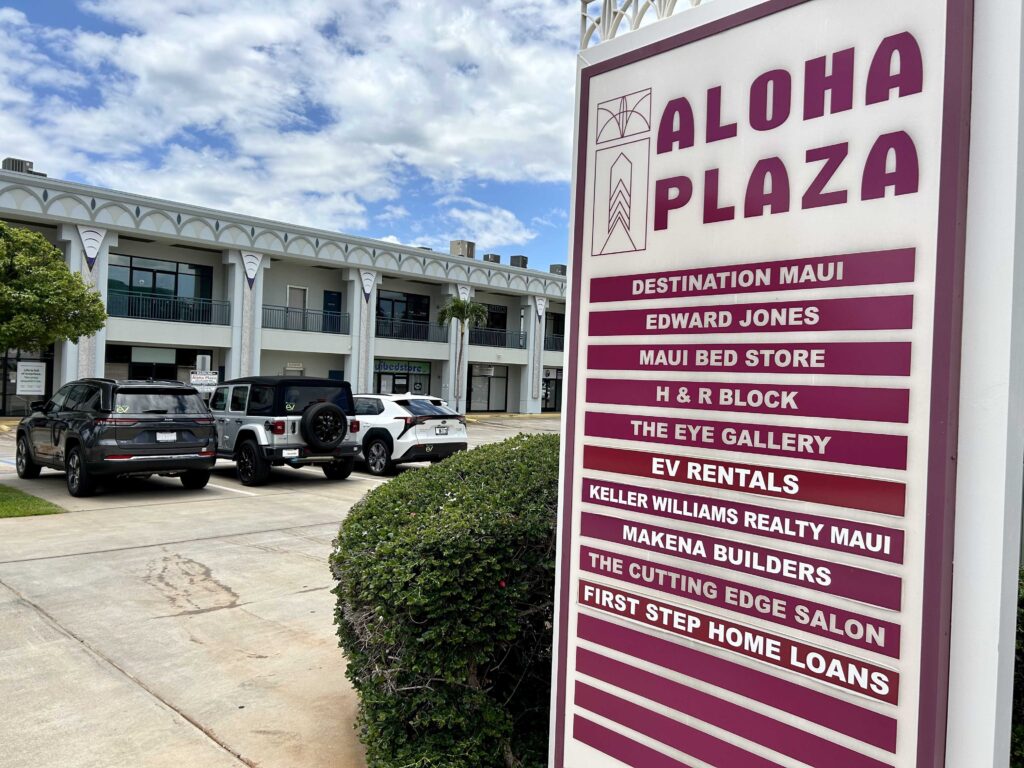 Aloha_Plaza_Sign